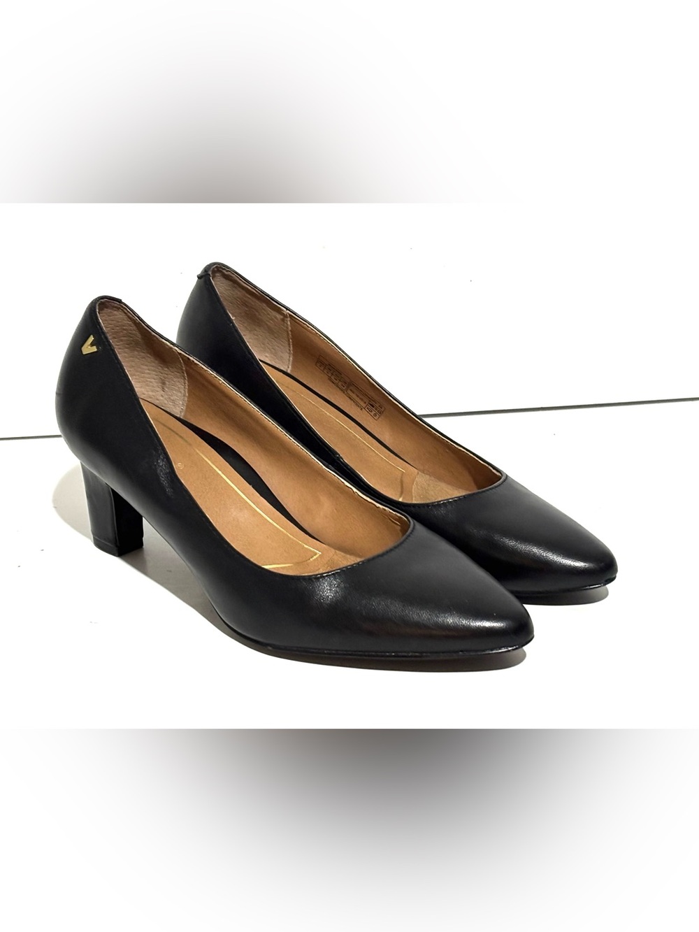VIONIC Petunia Black Leather
Pointed Slip-Ons Pumps Women's Size 7